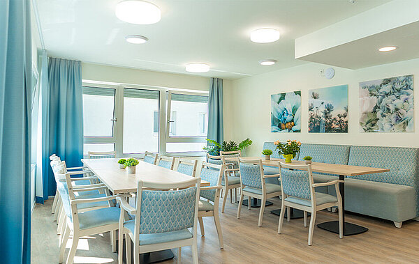 Helle Gemeinschaftsräume im Aula Irenicus Seniorenpflegeheim